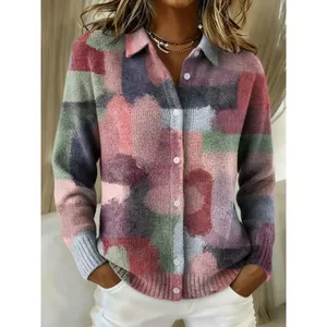 Detail eines Damen-Cardigans mit lebhaftem 3D-Abstrakt-Strickmuster und Knöpfen