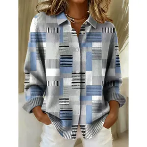 Detailansicht eines lockeren Damen-Langarmshirts mit 3D-geometrischem Blockmuster