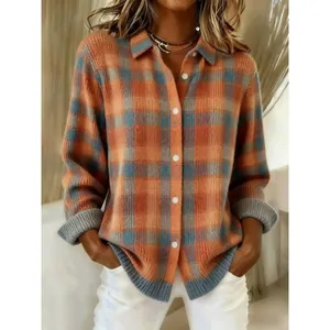 Damen-Strickjacke mit Karomuster, 3D-Effekt, weitem Kragen und lockerer Passform.