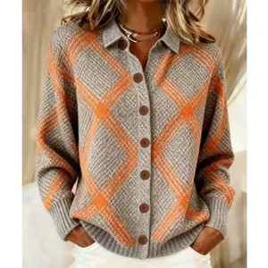 Nahaufnahme der Damen Strickjacke mit grau-orangem Karomuster, großen Knöpfen und Reverskragen