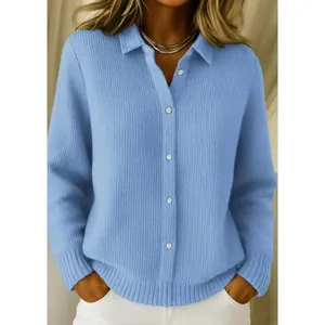 Detailansicht der hellblauen Damen-Strickjacke mit Waffelmuster und Reverskragen.