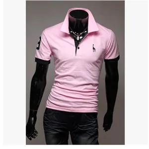 Détail d'un polo rose pour homme avec col noir et logo girafe