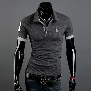 Polo gris foncé pour homme, coupe ajustée avec broderie girafe et numéro