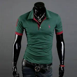Polo homme vert foncé à manches courtes avec col et poignets rouges contrastés