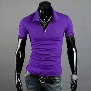 Polo violet ajusté pour hommes avec col noir contrasté et broderie girafe noire