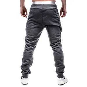 Stylische dunkelgraue schmale Herren-Jogginghose mit seitlicher Reißverschlusstasche Rückansicht