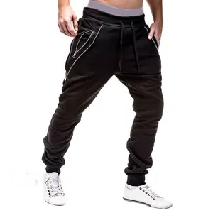 Moderne schwarze Herren-Jogginghose mit Kordelzug, Reißverschlusstaschen und Bündchen.