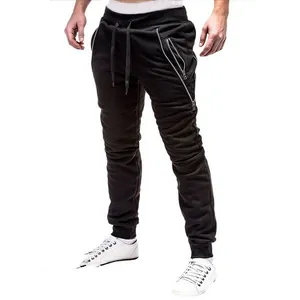 Nahaufnahme modischer Herren-Jogginghose in Schwarz mit seitlichen Reißverschlüssen