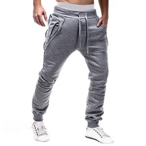Nahaufnahme von grauen Herren-Jogginghosen mit Reißverschlüssen und Rippbündchen.