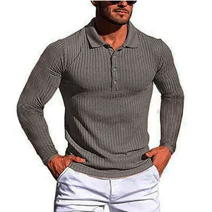 Primo piano di una polo grigia a maniche lunghe slim fit con trama a costine verticali