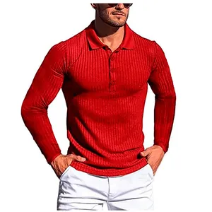 Dettaglio polo rossa a maniche lunghe slim fit da uomo con trama a costine verticali