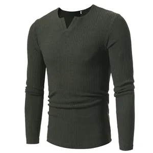 Dunkelgrünes gestricktes Herren-Langarmshirt mit geripptem V-Ausschnitt in Premiumqualität
