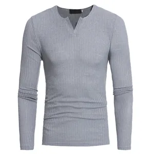 Graues Herren Langarmshirt mit V-Ausschnitt und vertikaler Rippenstrick-Struktur