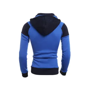 Vue arrière détaillée d'un sweat à capuche ajusté pour homme en bleu et noir contrasté