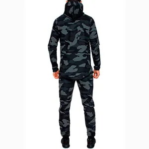 Vue arrière d'un survêtement à capuche camouflage sombre pour hommes en extérieur