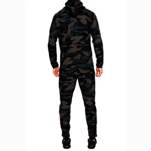 Survêtement de camouflage à capuche pour homme, vue de dos pour sports extérieurs.