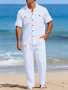 Gros plan d'un homme portant un ensemble chemise et pantalon en lin blanc sur la plage