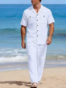 Ensemble deux pièces en lin blanc pour homme avec chemise à manches courtes et pantalon.