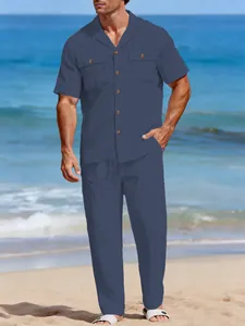 Ensemble chemise et pantalon en lin bleu pour homme sur fond de plage