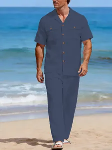 Vue en pied d'un homme portant un ensemble chemise et pantalon en lin bleu sur la plage