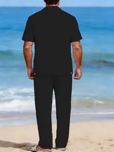 Vue arrière d'un ensemble en lin noir pour homme avec chemise courte et pantalon
