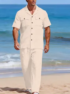 Vue complète d'une tenue en lin beige pour homme portée sur une plage ensoleillée