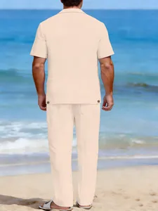 Ensemble de loisirs pour hommes en lin beige vu de dos, idéal pour les vacances.