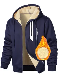 Détail d'un sweat à capuche bleu marine pour homme avec doublure polaire chaude