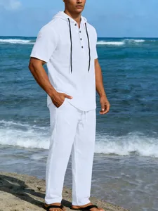 Completo casual da uomo in lino bianco composto da camicia con cappuccio e pantaloni