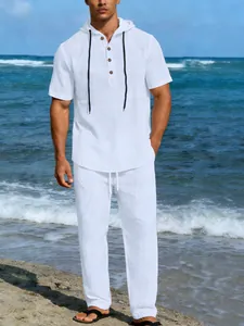 Completo da uomo in lino bianco con camicia a maniche corte con cappuccio e pantaloni