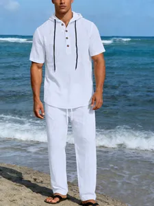 Dettaglio del set casual da uomo in lino bianco con top con cappuccio a maniche corte e pantaloni.
