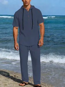 Completo da uomo in lino blu con camicia con cappuccio a maniche corte e pantaloni