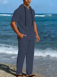 Completo uomo in lino blu con felpa a maniche corte e pantaloni sulla spiaggia