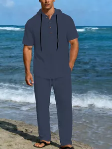 Completo casual da uomo in stile lino con camicia a maniche corte e pantaloni blu navy.
