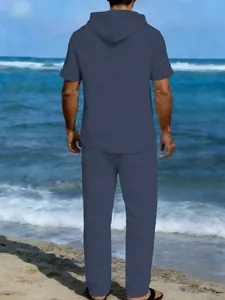 Vista posteriore del set uomo in lino blu con top con cappuccio e pantaloni al mare