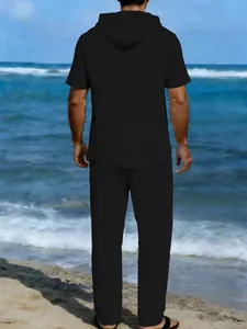 Vista posteriore di un set casual da uomo in lino nero con felpa a maniche corte