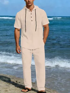 Vista dettagliata del completo uomo in lino traspirante con felpa con cappuccio e pantaloni