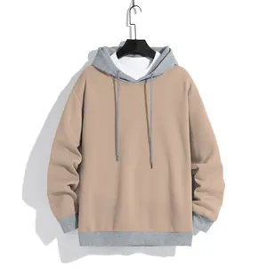 Sweat à capuche bicolore pour homme en kaki et gris, présenté sur un cintre.
