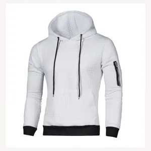 Détail du sweat à capuche matelassé blanc pour homme avec poignets noirs contrastés
