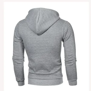 Vue arrière d'un sweat à capuche gris pour hommes avec texture jacquard matelassée