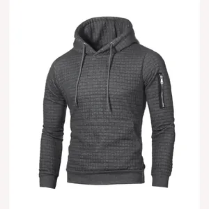 Vue détaillée du sweat à capuche jacquard matelassé gris pour homme avec poche zippée