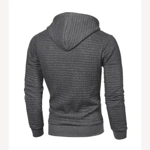 Vue détaillée du dos d'un sweat à capuche gris pour homme avec motif jacquard matelassé