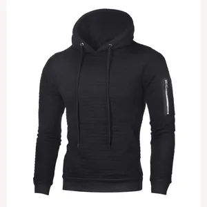 Détail d'un sweat à capuche matelassé noir pour homme avec fermeture éclair sur la manche