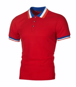 Polo rouge à manches courtes pour homme avec col et poignets rayés tricolores