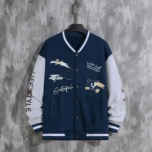 Detailansicht einer blau-grauen Varsity-Jacke im amerikanischen Street-Style mit Stickerei
