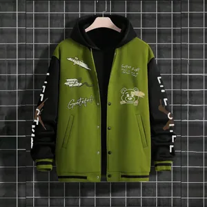 Stylische Herren Varsity-Jacke mit Kapuze in Grün und Schwarz mit coolen Streetstyle-Grafiken