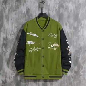 Detail einer grün-schwarzen Herren-Baseballjacke mit Grafikdrucken und Druckknöpfen