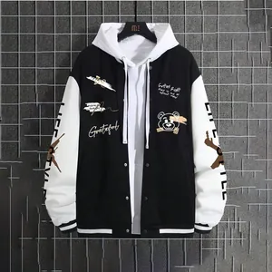 Schwarz-weiße Herren-Collegejacke mit Kapuze, Streetwear-Patches und Stickereien.