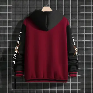 Rückansicht der weinroten und schwarzen Herren-Kapuzenjacke mit Ärmelprints