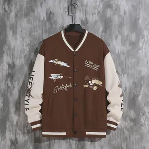 Detailansicht der braunen Collegejacke mit cremefarbenen Ärmeln und Bärengrafik
